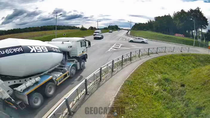 Webcam at the intersection of Kaliningradsky Prospekt and Molodyozhnaya Street, Svetlogorsk