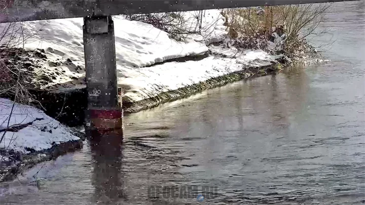 Веб-камера с видом на шкалу уровня воды в реке Аба в Новокузнецке