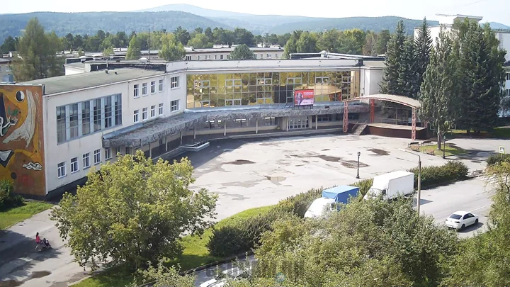 Веб-камера с видом на дворец культуры «Икар», Трёхгорный