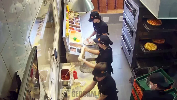 Webcam in the Dodo Pizza pizzeria on Pobedy Street, Samara