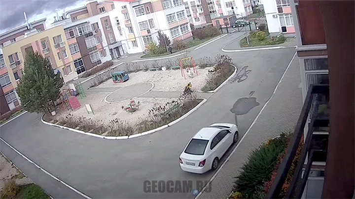 Webcam in the Shirokaya Rechka microdistrict on Karasyevskaya Street, 46