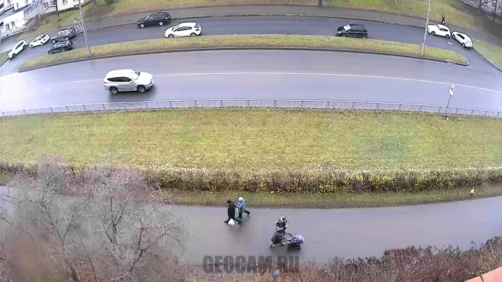 Webcam at the parking lot on General Khazov Street 9, Pushkin