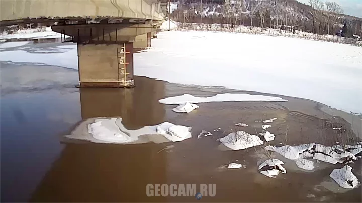 Веб-камера с видом на шкалу уровня воды в реке Кондома, Кузедеево
