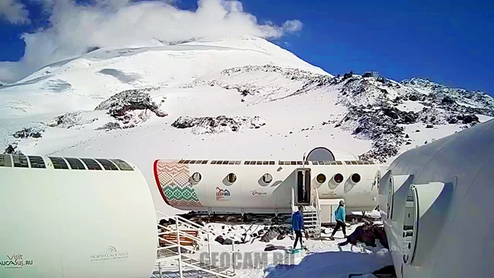 Webcam with a view of Elbrus from an mountain shelter