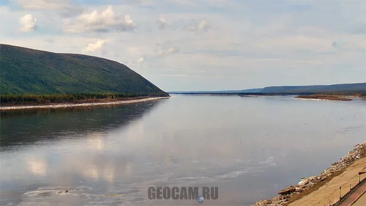 Поворотная веб-камера с видом на реку Лена: крупный план: Веб-камера с видом на реку Лена: крупный план