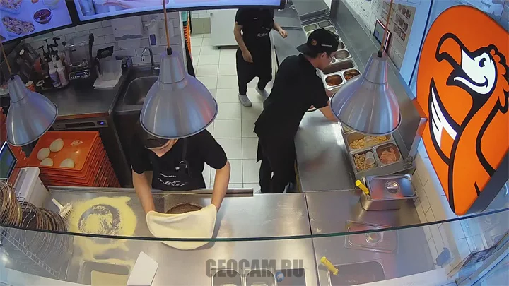 Webcam at the Dodo Pizza pizzeria on 1st Mashinostroeniya Street, Moscow