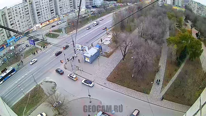 Webcam at the intersection of Menzhinsky and Nikolai Otrada streets, Volgograd