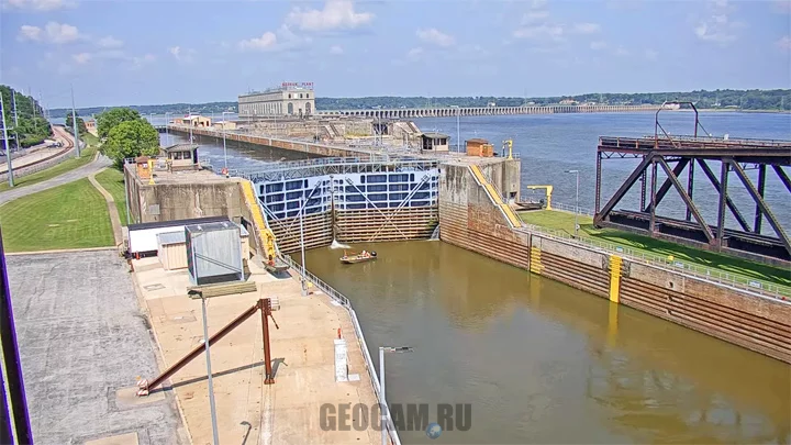 PTZ webcam at the Lock on the Mississippi River, Iowa