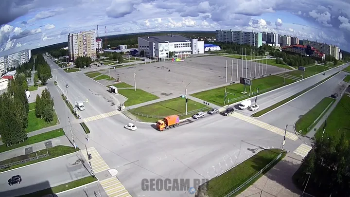 Webcam at the intersection of Neftyanikov, Mira, Molodezhnaya streets in Usinsk