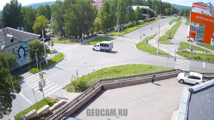 Веб-камера на перекрёстке улиц Островского и Калинина, Трёхгорный