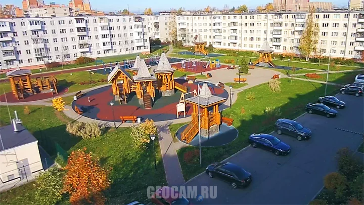 Веб-камера у детской площадки на улице Скуридина, 6