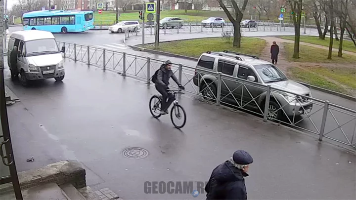 Webcam at the intersection of Zheleznodorozhnaya Street and Aleksey Tolstoy Boulevard, Pushkin